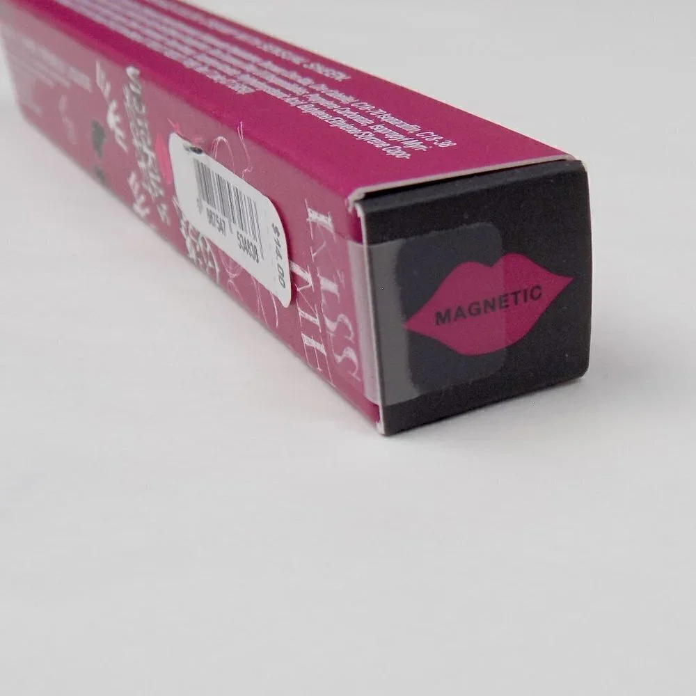new in box! Victoria's Secret magnetic velvet matte lip kit